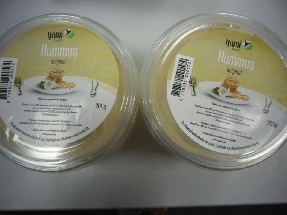 Nátierka vyrobená z cíceru - zložka( sézamová pasta 21%) - nie je označená v zmysle platnej legislatívy - názov nie je zdôraznený a neodlišuje sa jasne, na etikete údaj obsahuje alergény - bez vymedzenia aké