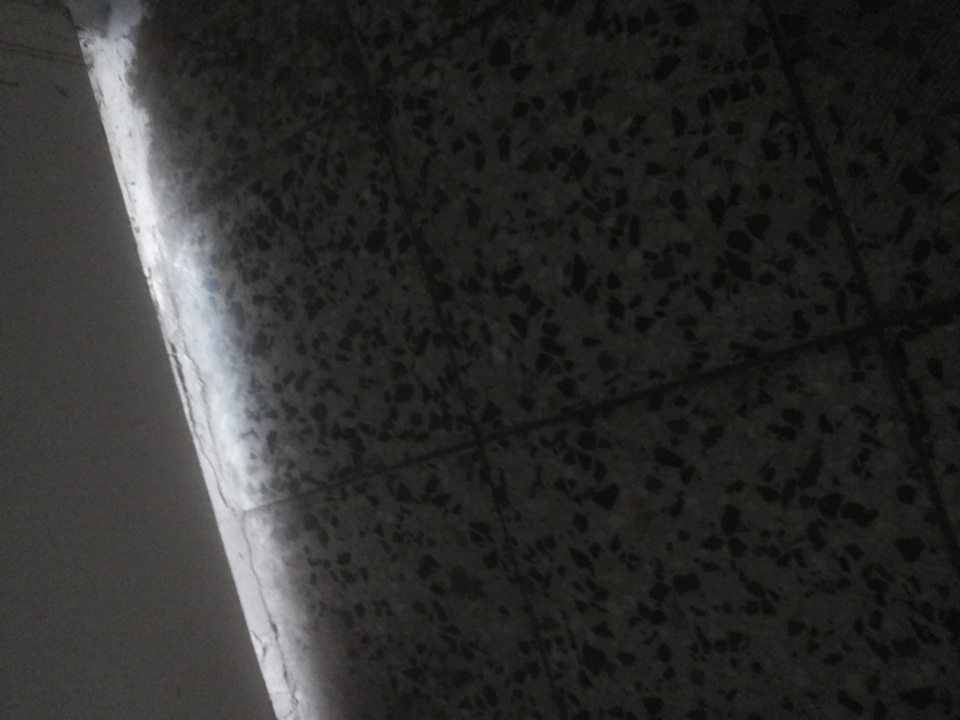 V sklade prevádzky s uloženým obalovým materiálom netesniace dvere.
