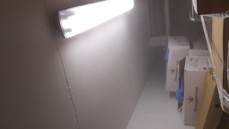 V mraziacom boxe v sklade - kondenz na strope nad otvorenými obalmi s pekárenskými výrobkami určenými na dopekanie.