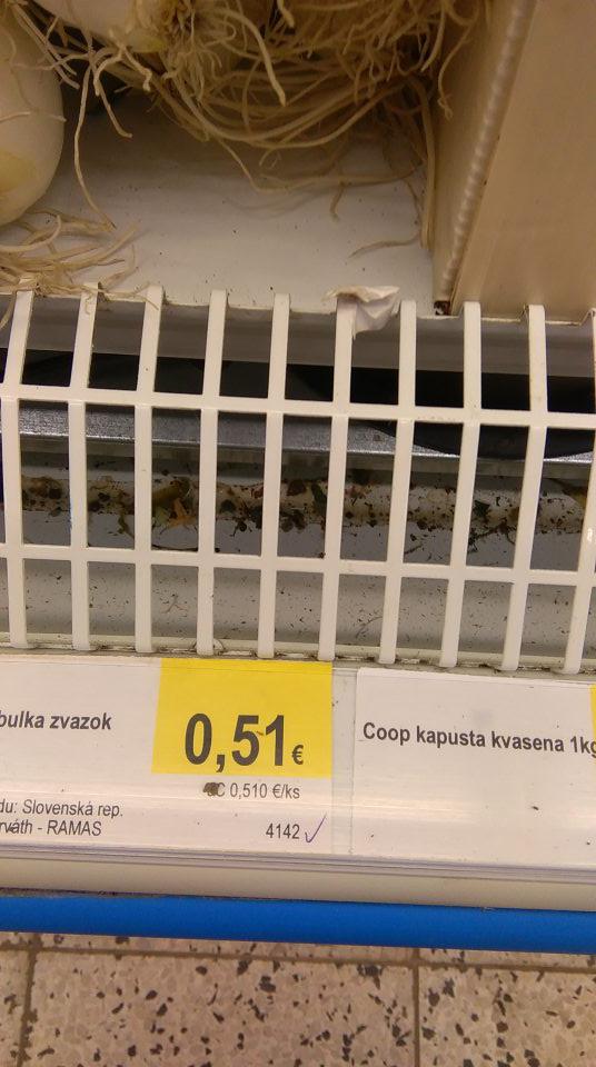 V chladiacej vitríne znečistený priestor pod mriežkou.