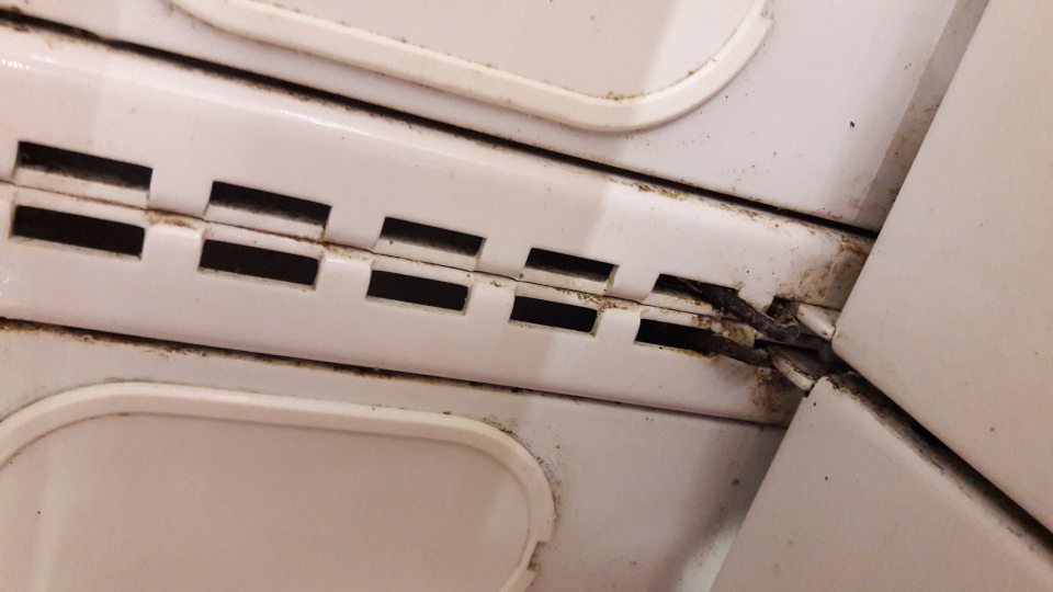 Znečistená zadná stena chladiacej vitríny na prevádzke.