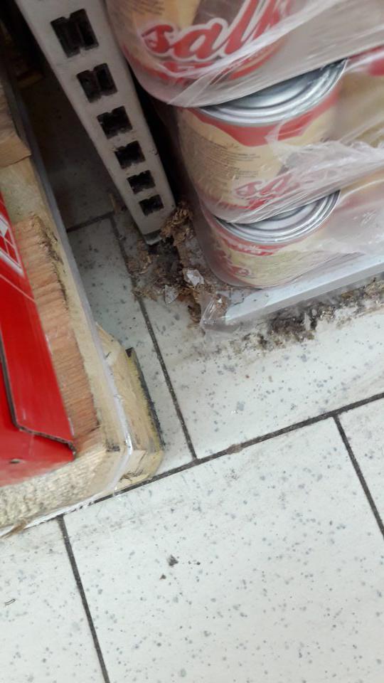 V prevádzke znečistená podlaha v okolí paliet s uskladnenými mliečnymi výrobkami.