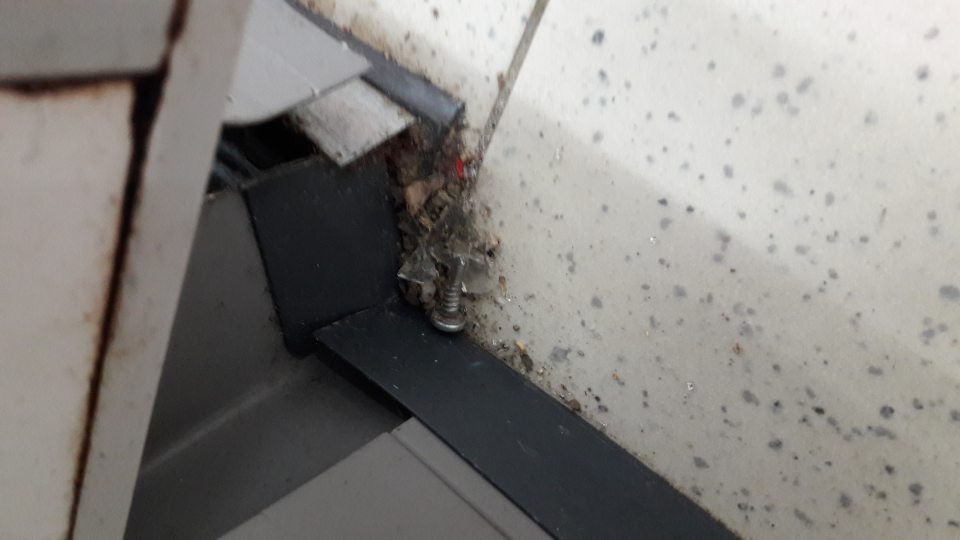 V prevádzke znečistená podlaha v okolí chladiacej vitríny s mäsovými výrobkami.