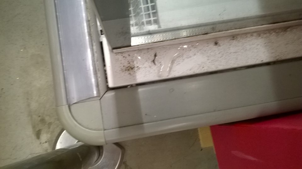 V prevádzke používané znečistené mraziace zariadenie.
