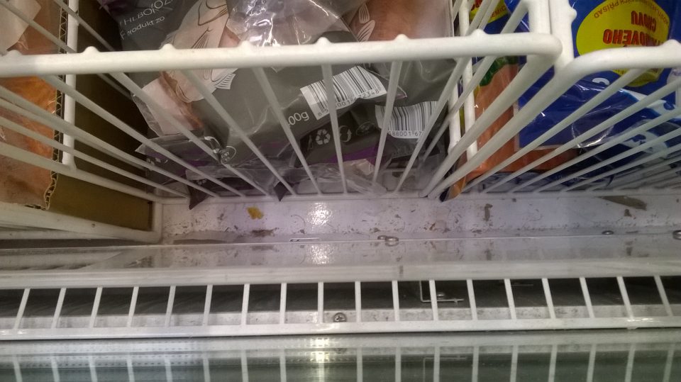 V prevádzke znečistené mraziace zariadenie.