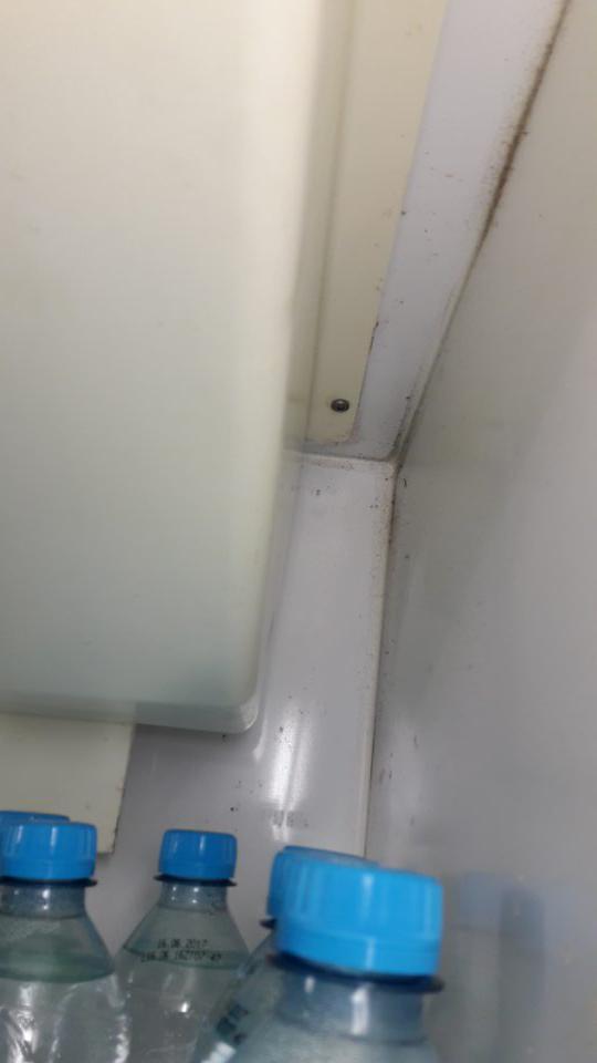 V prevádzkarni znečistená horná časť a okolie ventilátora chladiacej vitríny s nealkoholickými nápojmi.