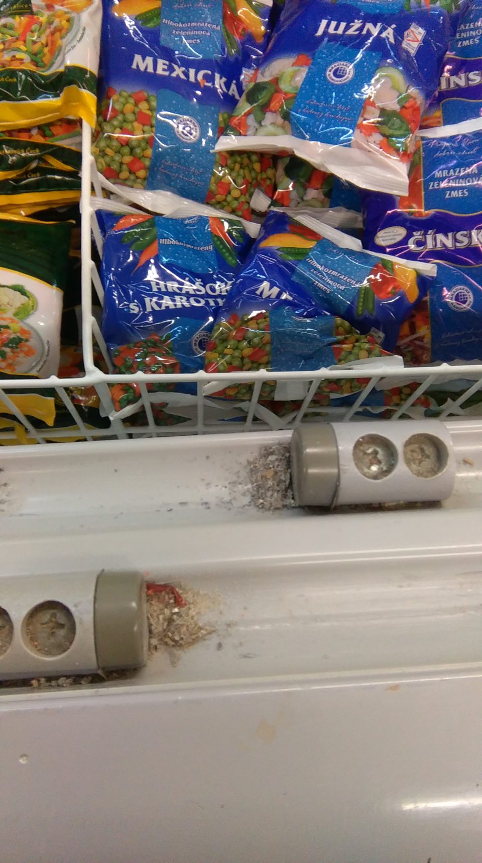V predajni znečistený rám uzatvárania mraziacej vitríny.