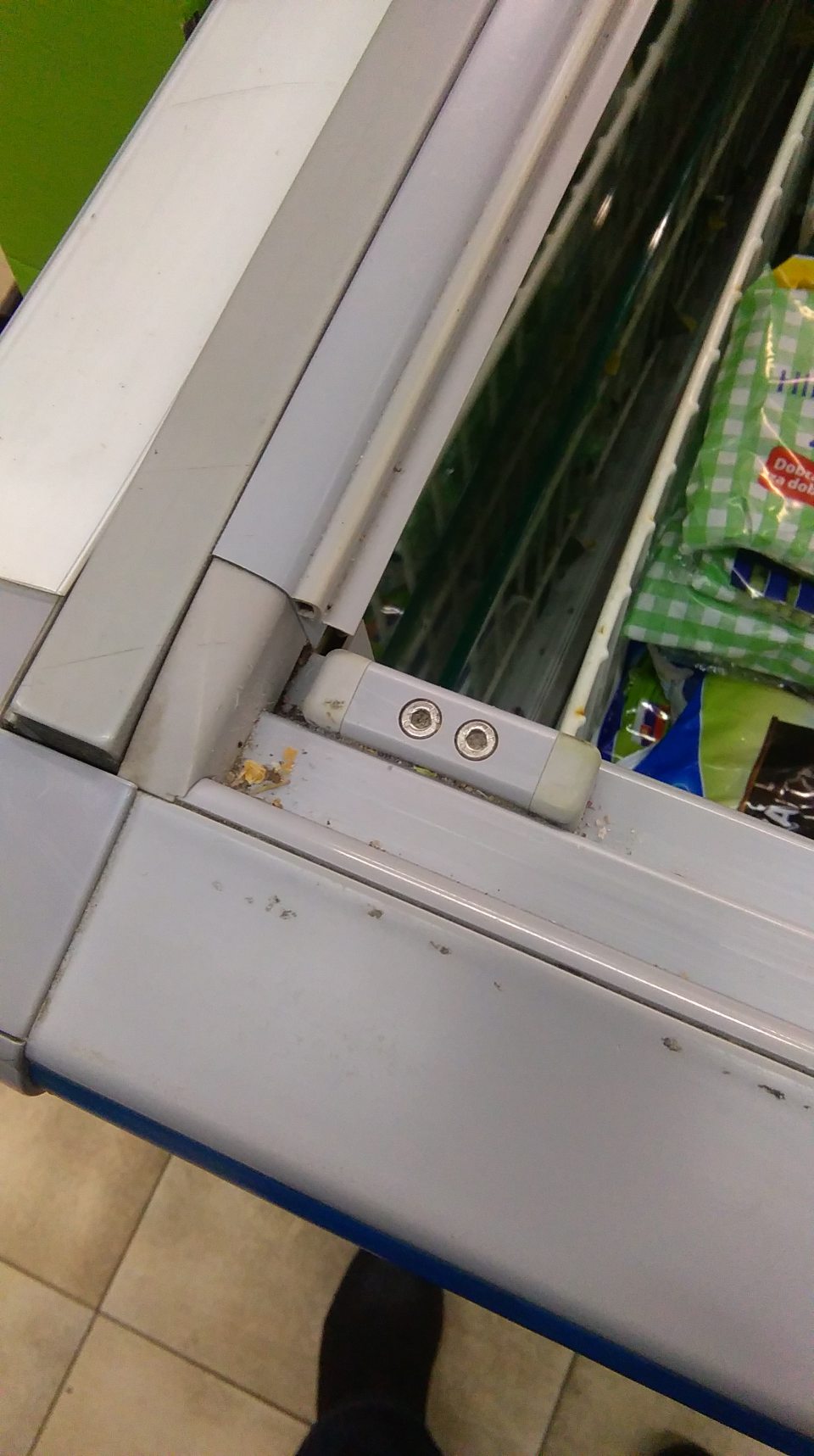 V mraziacej vitríne s uskladnenou mrazenou zeleninou - znečistený rám uzatvárania.