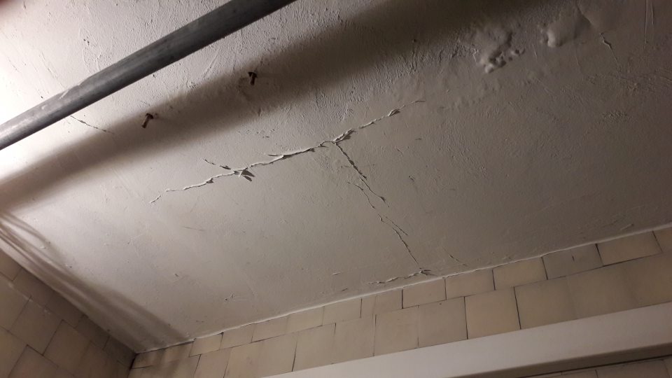 Poškodená celistvosť povrchu stropu v chladiacom boxe.