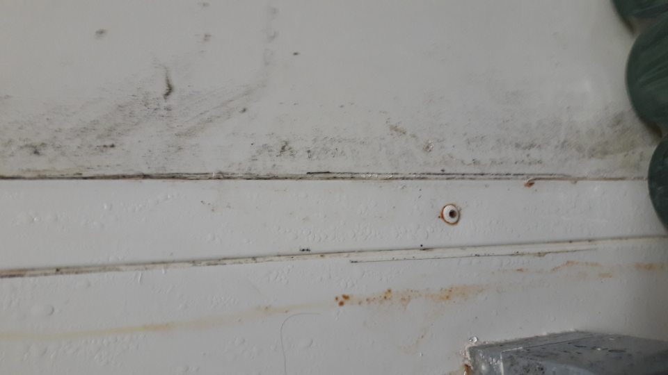 Znečistenie prednej strany mraziaceho boxu.