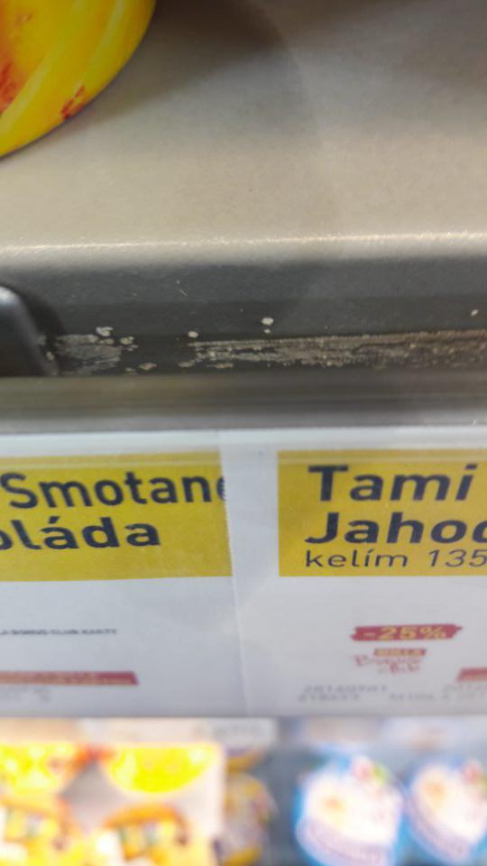V predajni vo vitríne znečistený priestor pod lištou s cenovkami.