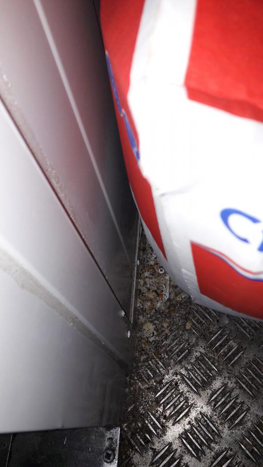 V prevádzke znečistená podlaha v mraziacom boxe pekárenských výrobkov.