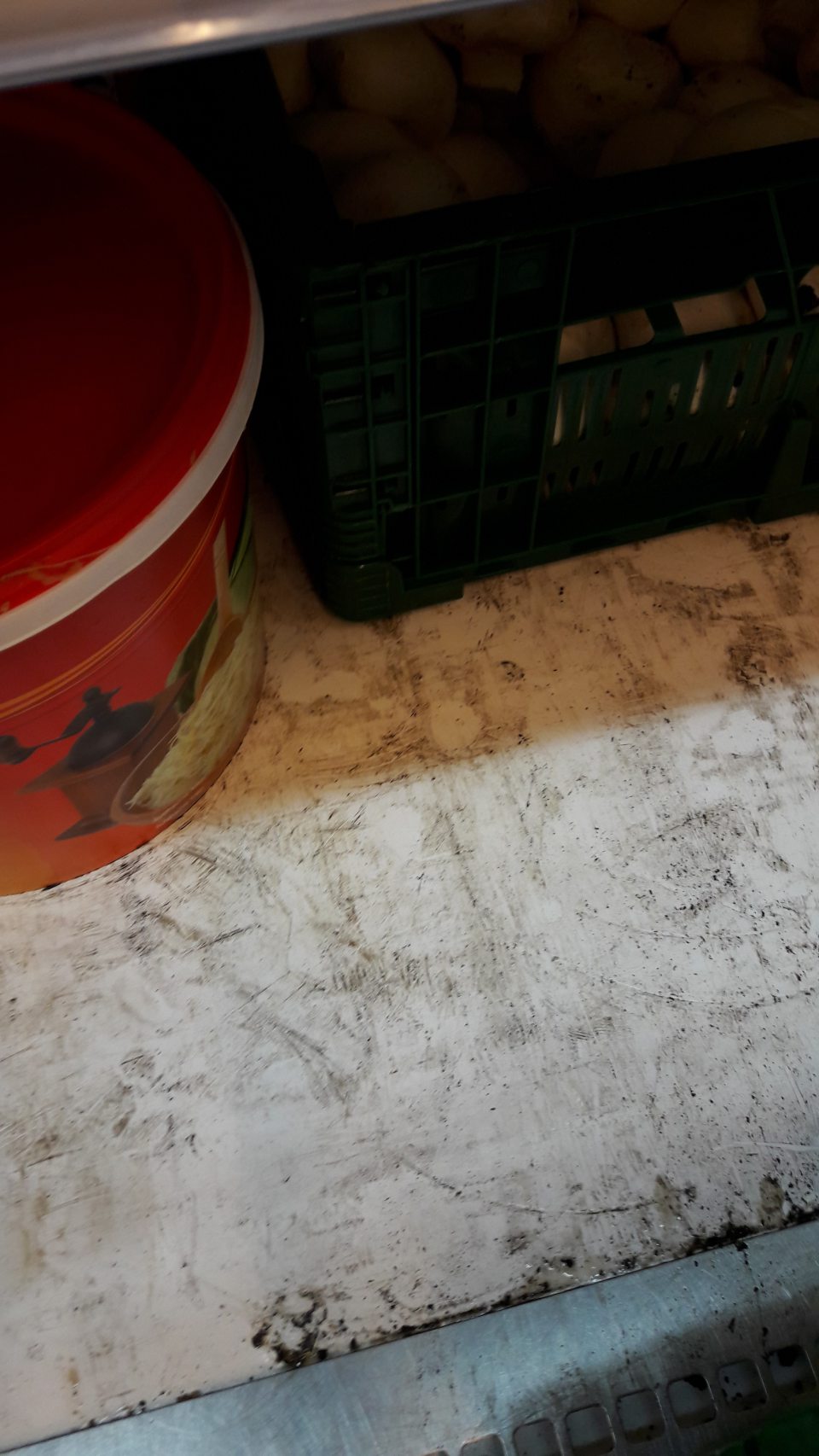 V prevádzke znečistený regál s uloženou kvasenou kapustou a šampiňónmi.