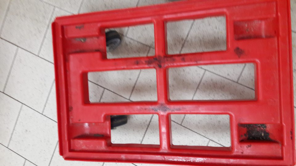 V prevádzke používané znečistené manipulačné vozíky.