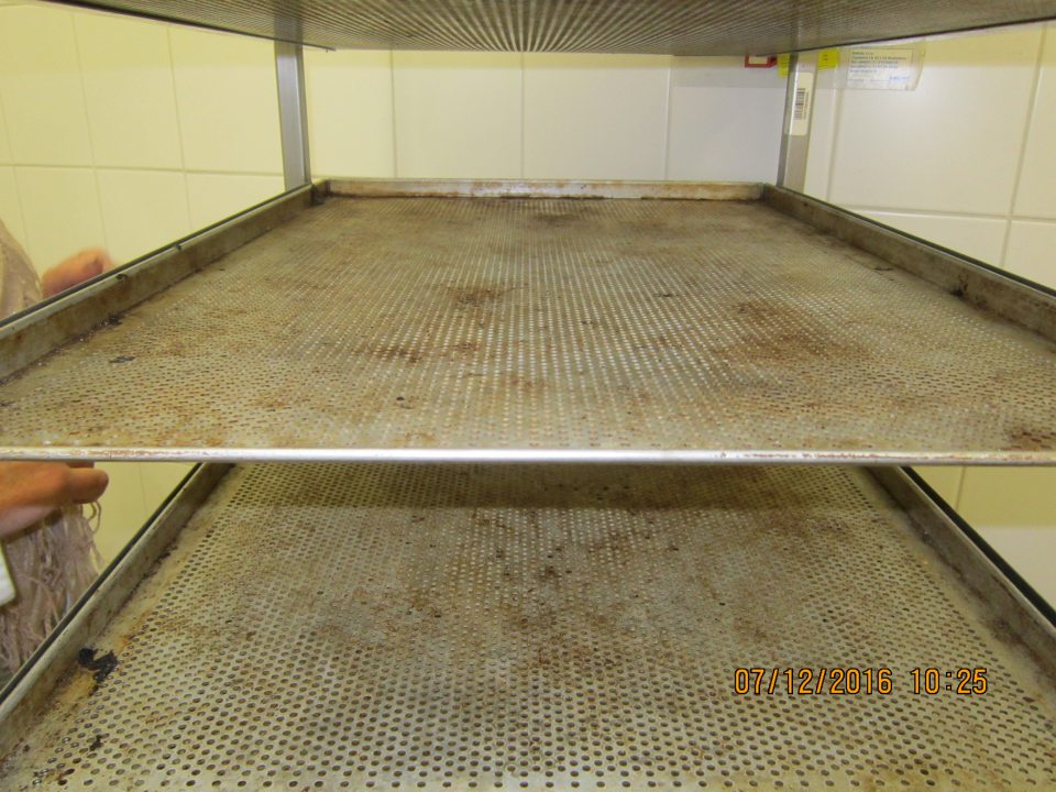 V prevádzke používané znečistené  plechy na pečenie.