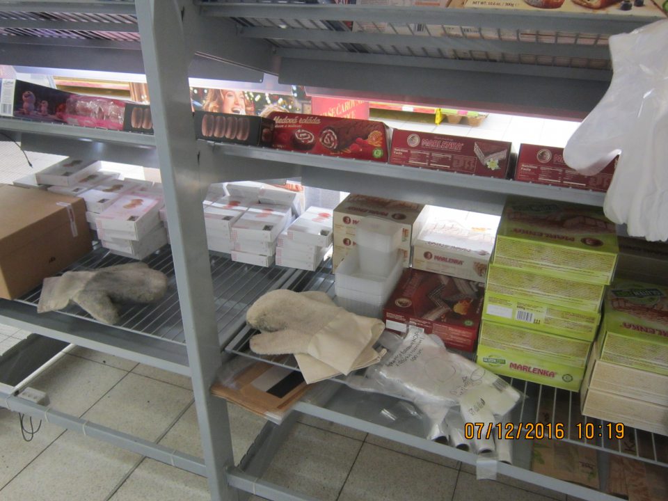 Obalový materiál v prevádzke  skladovaný nehygienickým spôsobom.