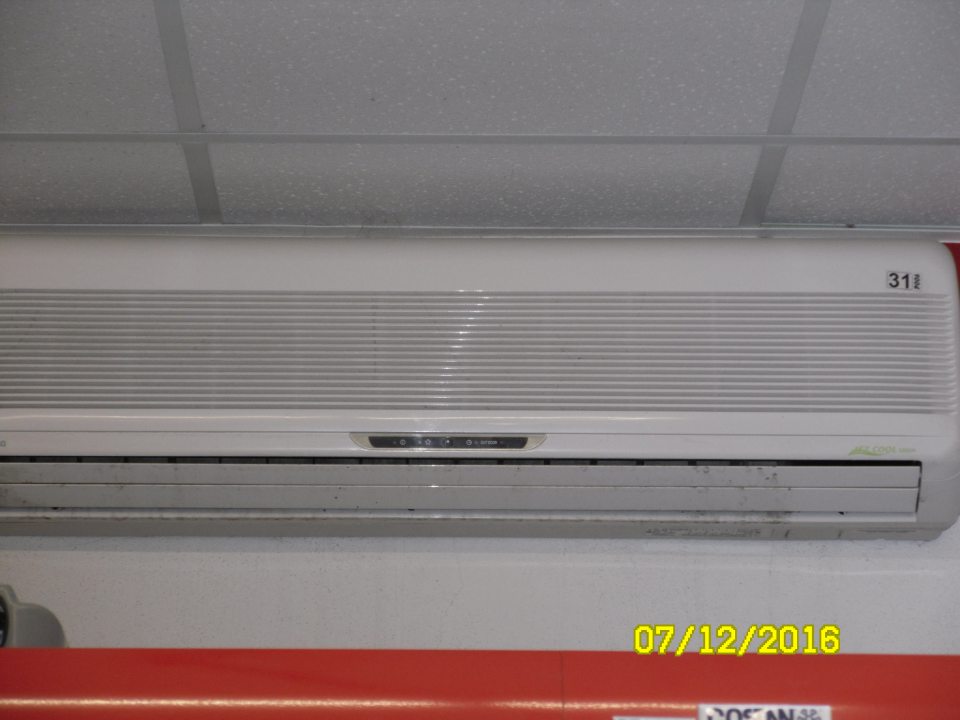 V prevádzke znečistená klimatizačná jednotka.