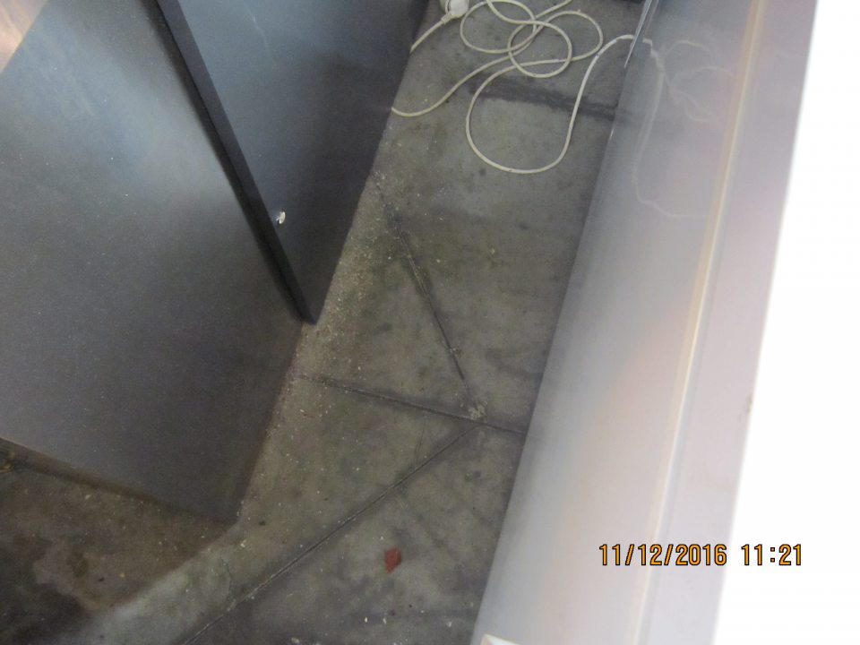 V oddelení dopeku prevádzky znečistená podlaha prachom, omrvinkami a inými nečistotami.