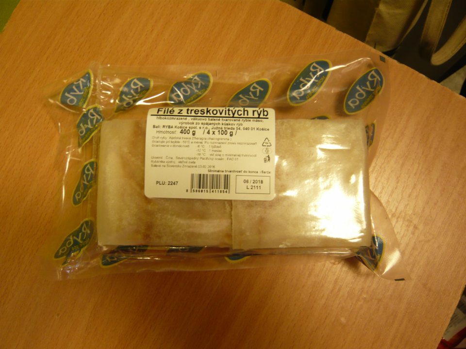 Umiestňovanie na trh  hlbokozmrazeného vákuovo baleného výrobku s poškodeným obalom.