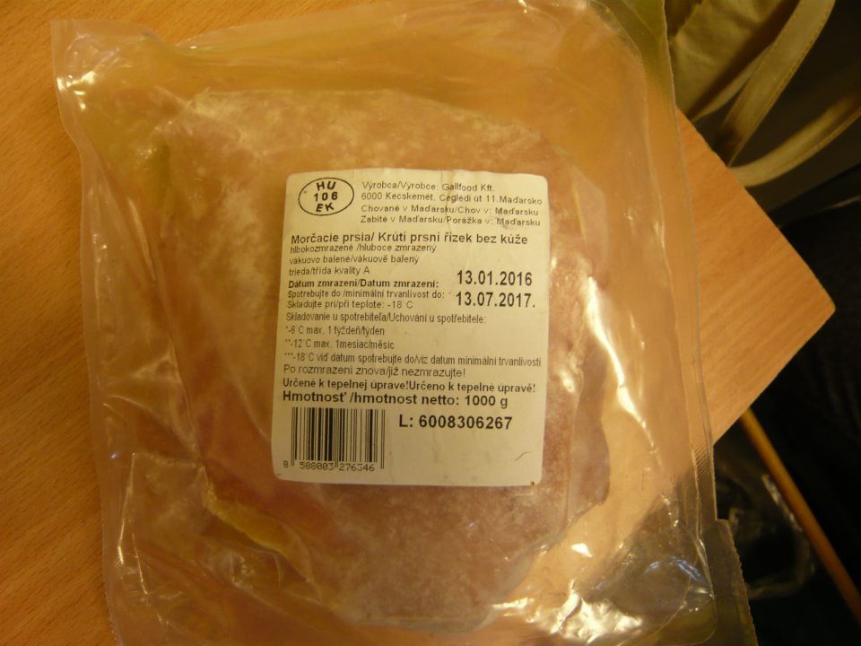 Umiestňovanie na trh  hlbokozmrazeného vákuovo baleného výrobku s poškodeným obalom.