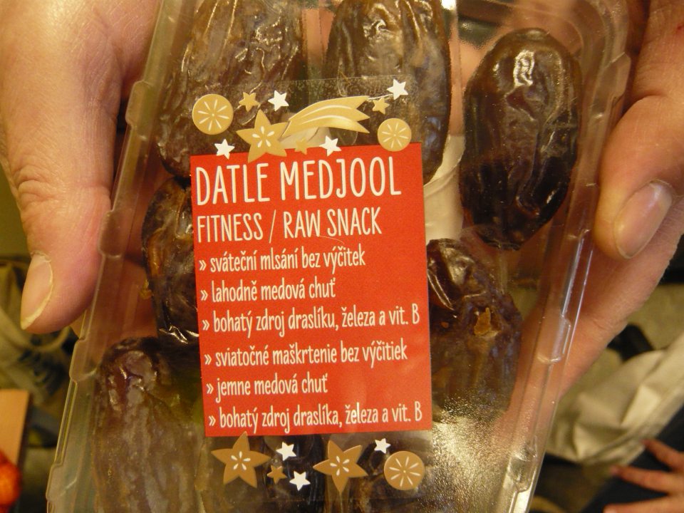  Názov výrobku nie je doplnený o údaj, týkajúci sa fyzikálneho stavu potraviny, alebo jej špecifickej úpravy a nie je uvedený dátum minimálnej trvanlivosti.