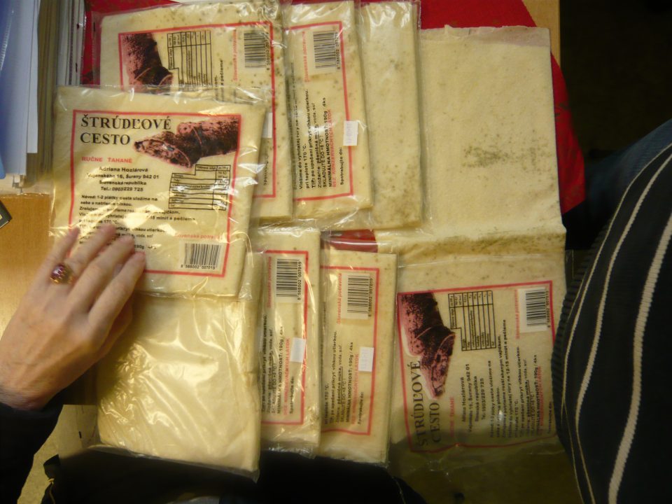 Predaj potravinárskeho výrobku (Štrúdľové cesto ručne ťahané 190 g) nevhodného na ľudskú spotrebu s výskytom zelenej plesne.