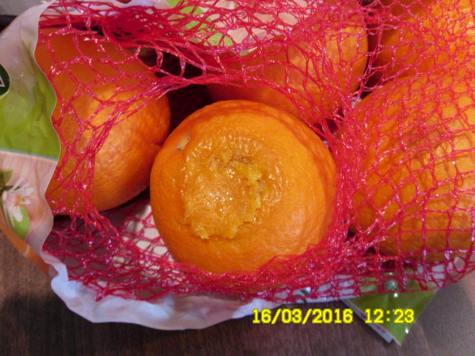 Predaj čerstvého ovocia  nevhodného na ľudskú spotrebu z dôvodu výskytu hniloby, narušenia celistvosti a výskytu plesne.