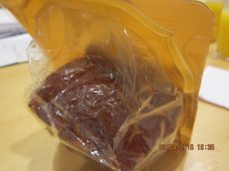 Predaj mäsového výrobku s poškodeným vákuovým balením. 