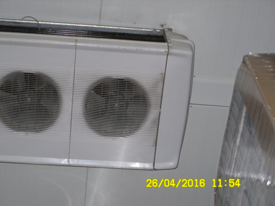 znečistené vetracie zariadenie v chladiarenskom sklade s uchovávanými mliečnými výrobkami