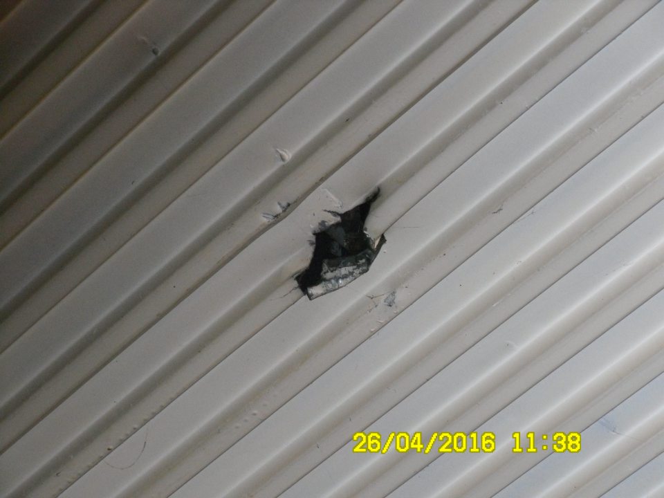 Otvor v strope v sklade prevádzky nad skladovanými nealkoholickými nápojmi