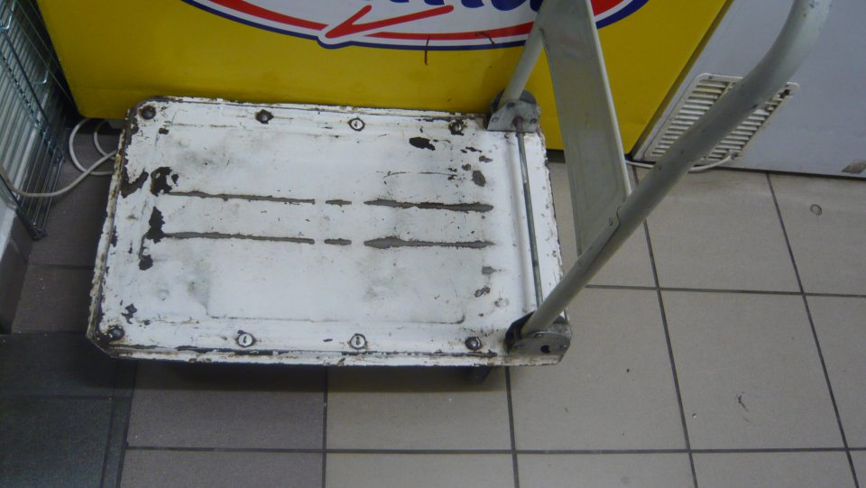 silne skorodovaný vozík na nealko nápoje