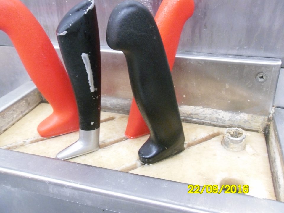 V prevádzke znečistený sterilizátor na nože starými nečistotami a vodným kameňom.