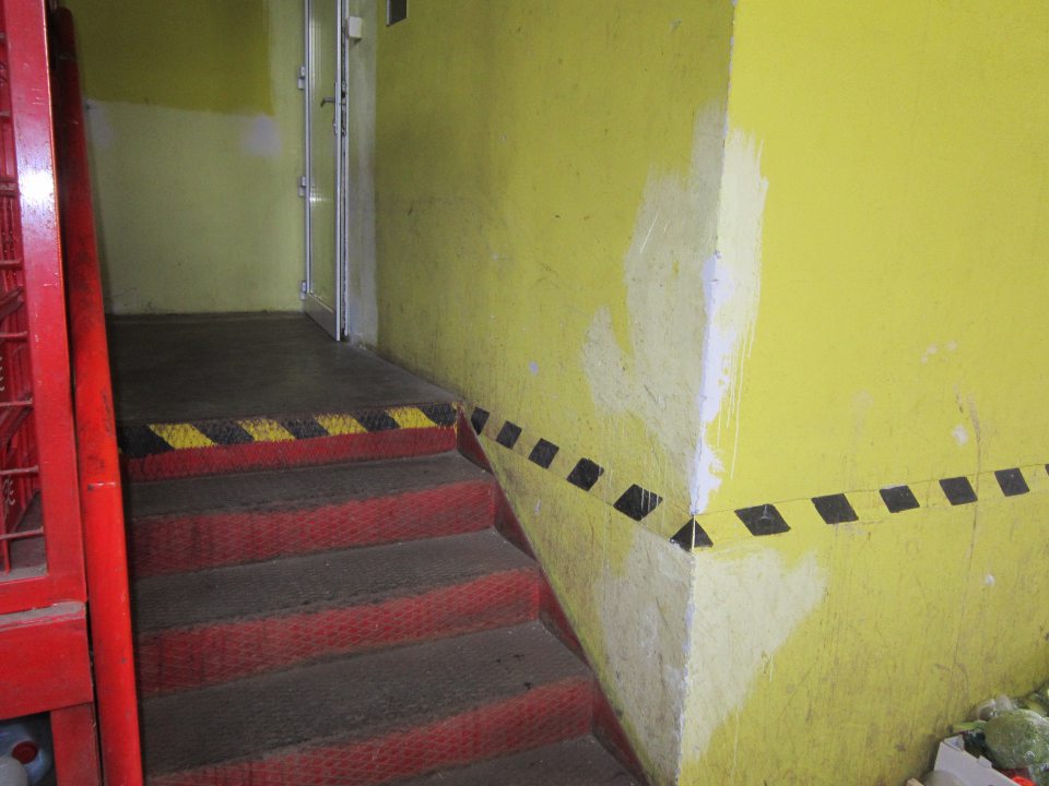 V priestoroch príjmovej rampy prevádzky poškodené steny 