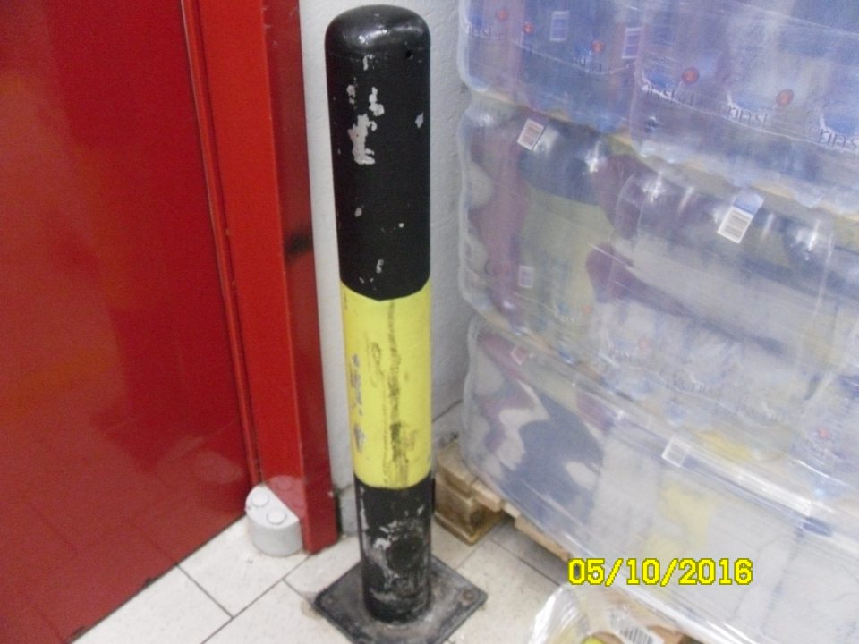 V prevádzke poškodené kovové zábrany.