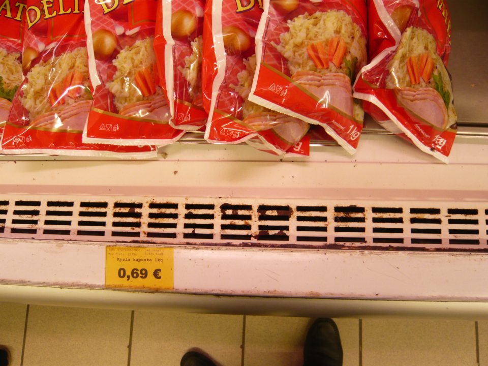 V predajni skorodované mriežky políc na vystavovanie tovaru.