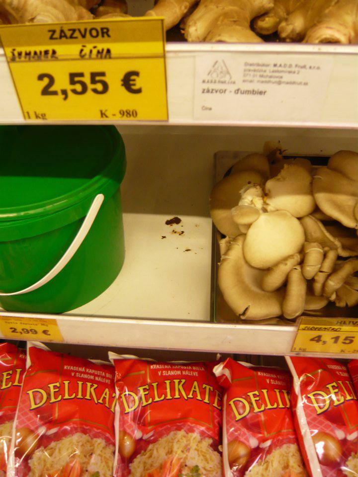 V predajni skorodovaná kovová polica chladiarenskej vitríny na čerstve ovocie a zeleninu. 