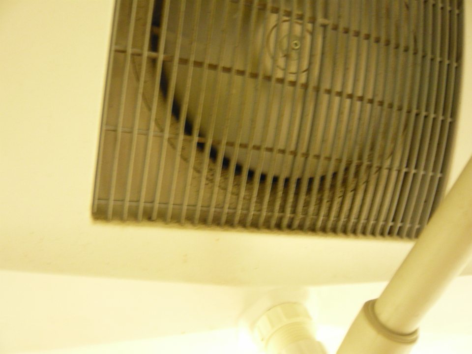 V chladiarenskom boxe určenom na uchovanie čerstvého mäsa znečistený ventilátor klimatizačnej jednotky. 