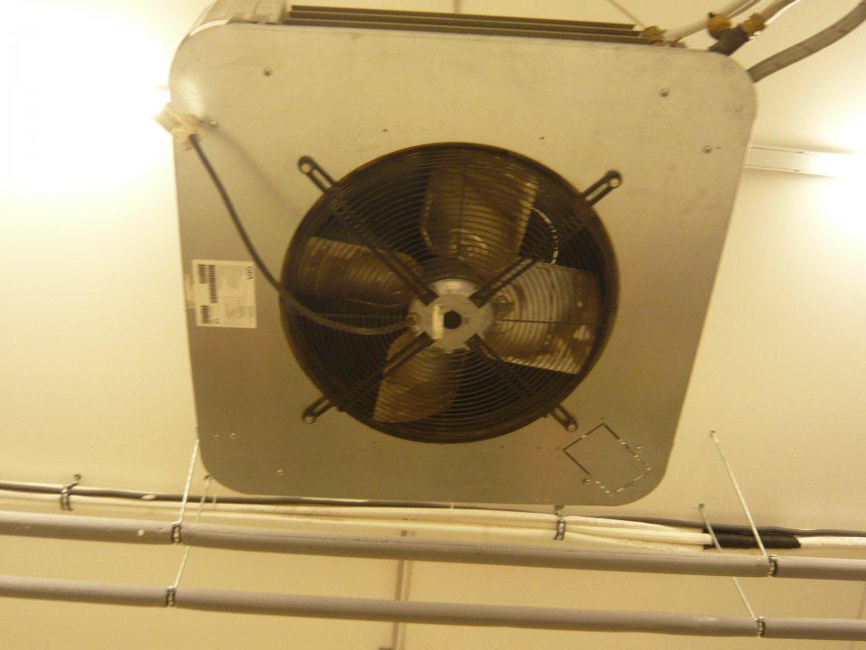 V prevádzke znečistené vetracie zariadenie klimatizačnej jednotky. 