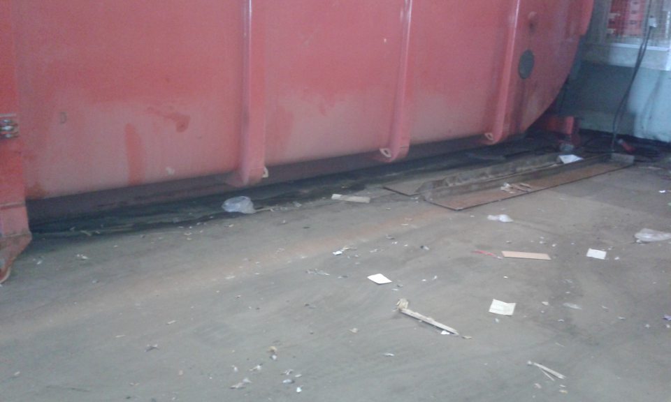 V prevádzke znečistené okolie kontajnera na komunálny odpad.