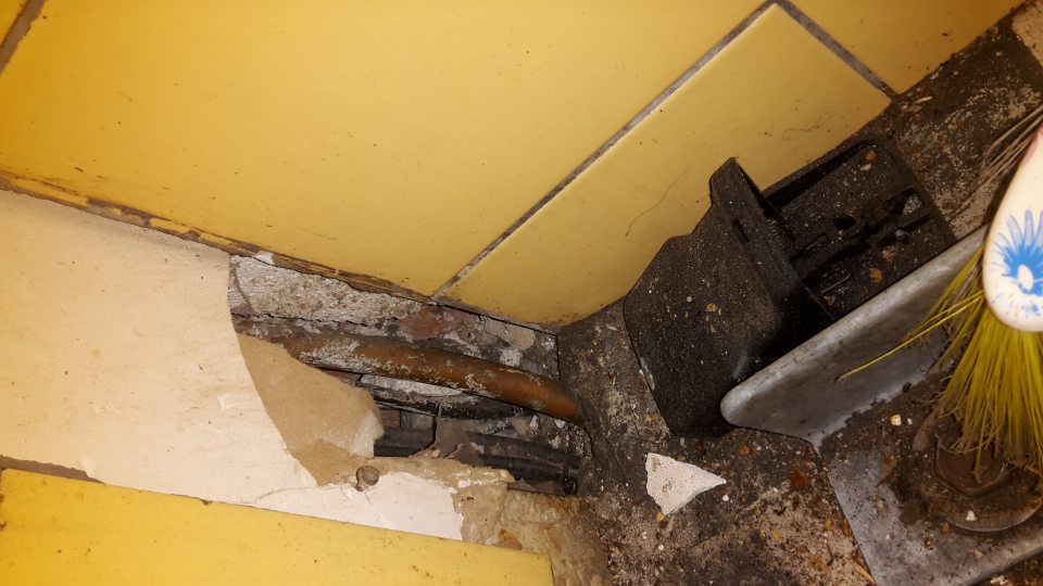V prevádzke znečistený priestor mraziaceho zariadenia s polotovarmi na dopekanie.