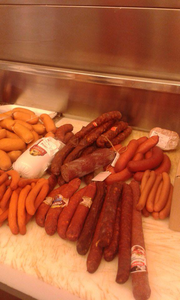 Predaj mäsových výrobkov po uplynutí dátumu spotreby.