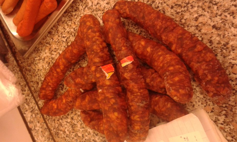 Na predávanom výrobku odstránené, postrhávané etikety, chýbajúce údaje o dátume spotreby.