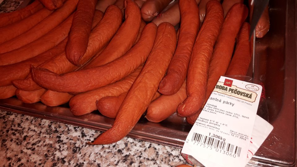  Senzoricky zmenené mäsové výrobky, povrch vysušený, zmena farby tmavšia, na reze oschnuté, nečerstvý vzhľad, povrch zvráskavený.