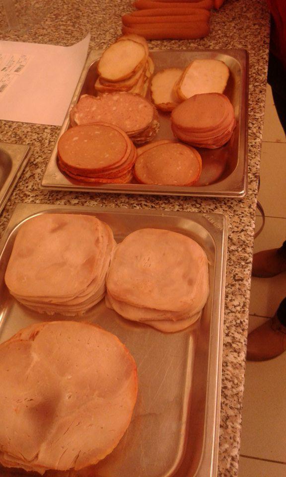 Predaj mäsových výrobkov nevhodných na ľudskú spotrebu z dôvodu senzorických zmien.