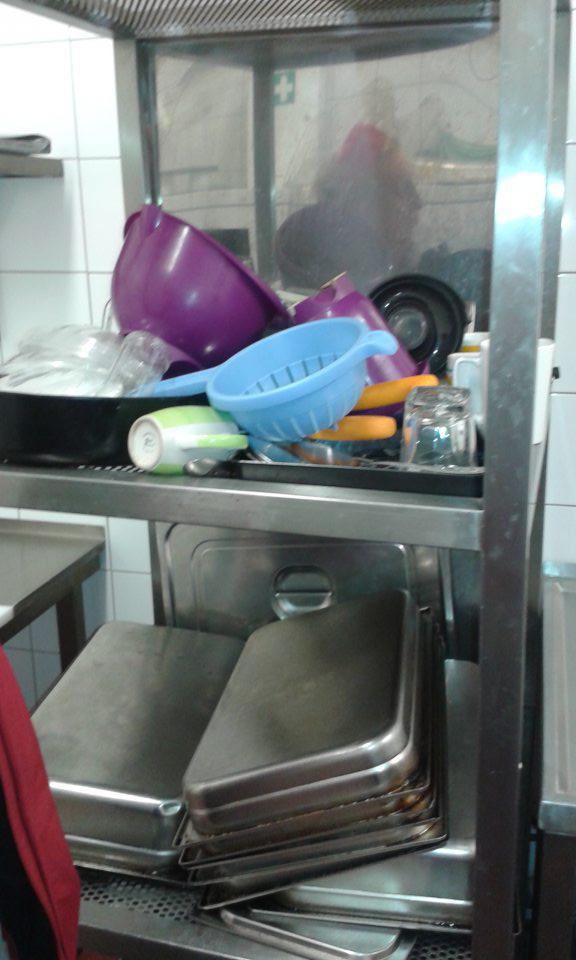 Veci osobnej potreby (šálky na kávu, lyžičky) skladované spoločne s náradím a nádobami určenými na prípravu lahôdok.