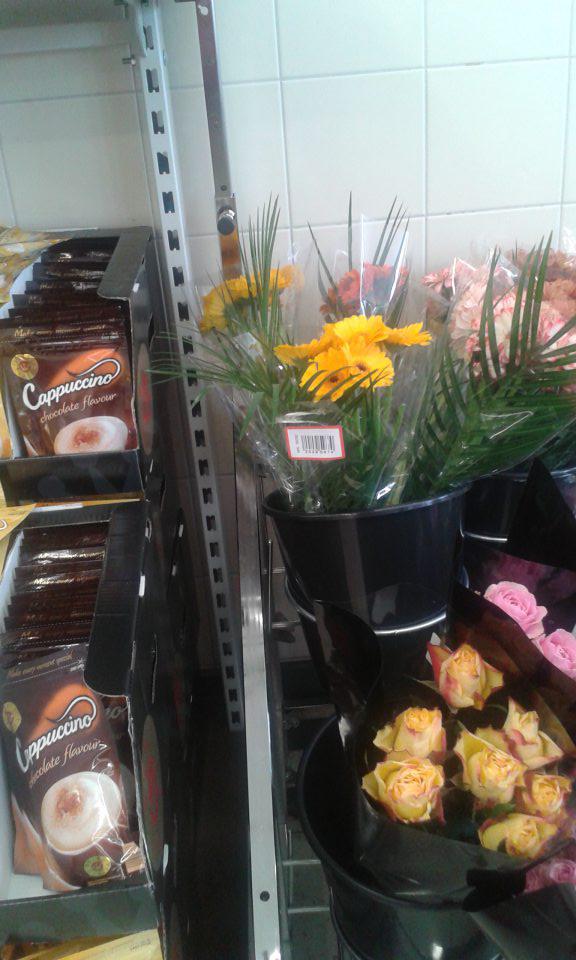 Vedľa rezaných kvetov na predajnej ploche uskladnené rôzne druhy káv.