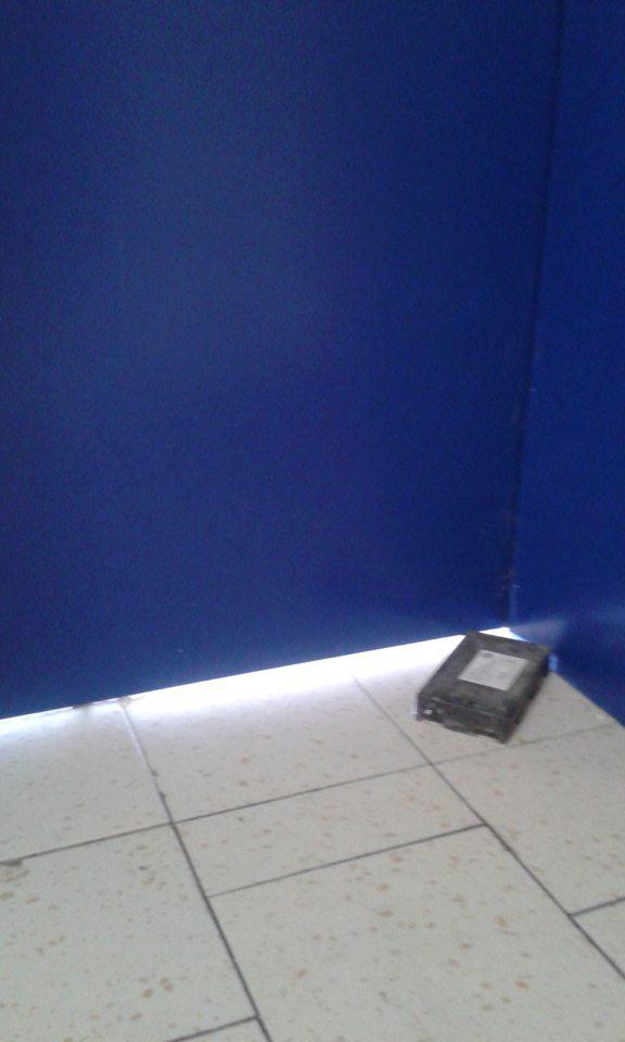 Dvere na príjmovej rampe nepriliehajú, medzera umožňuje vnik škodcov.