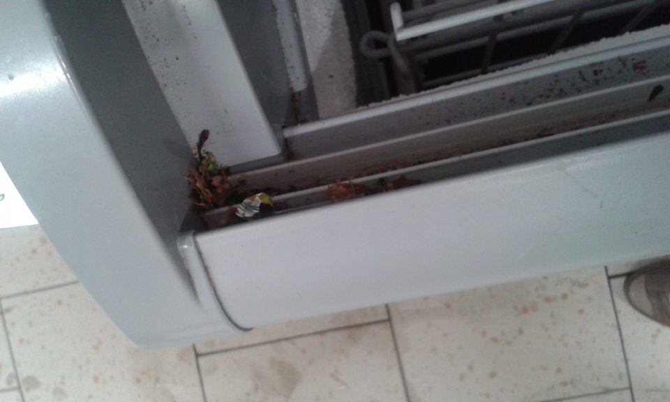 Znečistené vnútorné hrany chladiaceho a mraziaceho zariadenia.