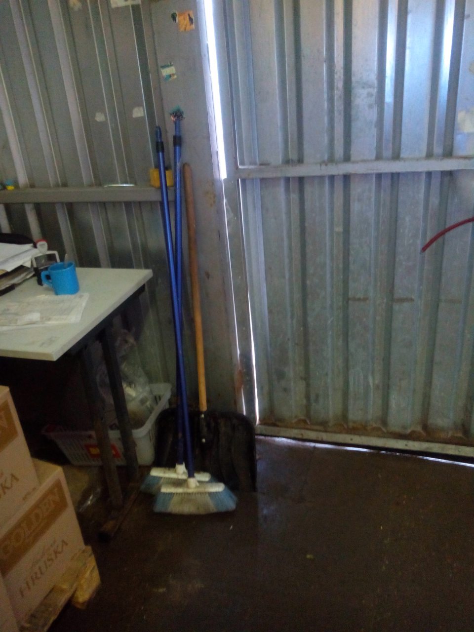 Skladovanie potravín v plechovej prístavbe v nevyhovujúcich hygienických podmienkach (podlaha vlhká, znečistená, na príjmových dverách po stranách od steny cca 2 cm medzery (nedostatočne zabezpečené proti vnikaniu škodcov).