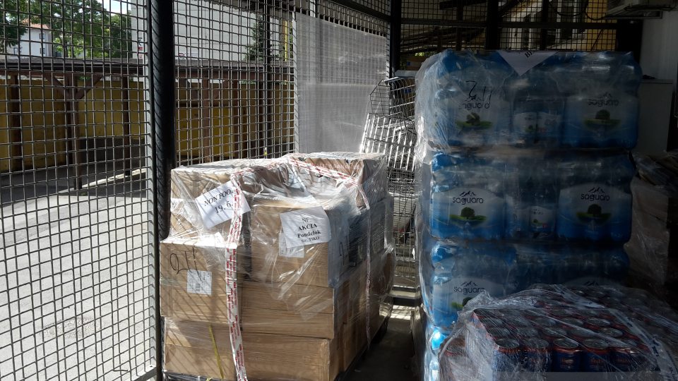 Potraviny nevhodne skladované na príjmovej rampe ohradenej len pletivom a vystavené účinkom priameho slnečného žiarenia.